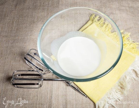 Взбиваем сливки (желательно брать жирные сливки 33%).