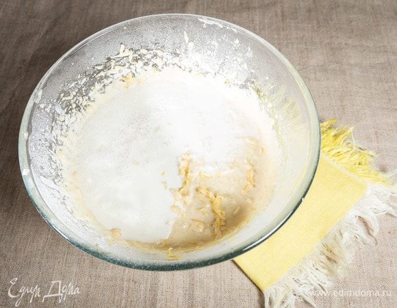 Добавляем в тесто сливки, перемешиваем. 
