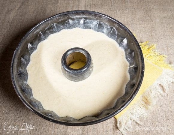 Форму для теста смазываем маслом, посыпаем мукой и аккуратно выкладываем тесто. Выпекаем в разогретой духовке при температуре 175-180°С около часа. Готовность проверяем деревянной шпажкой. 