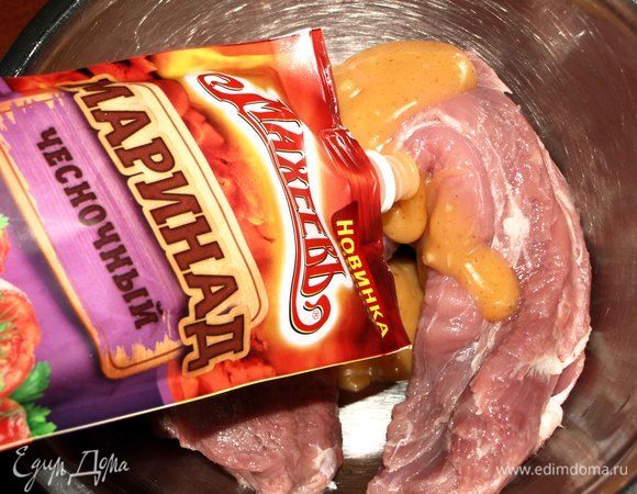 Телятину промыть, обсушить бумажным полотенцем. В миске соединить телятину с чесночным маринадом ТМ «МахеевЪ».