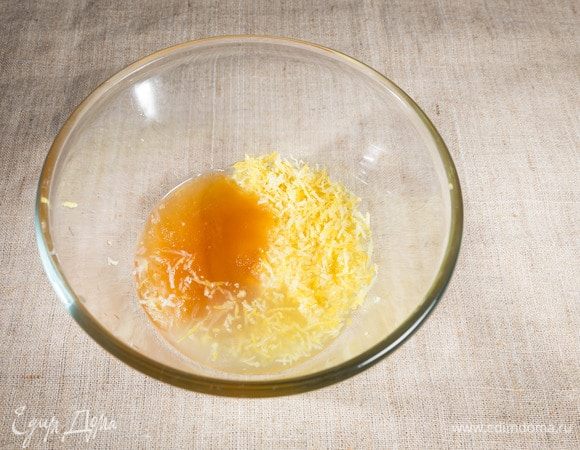 Пока кекс в духовке, готовим крем-глазурь или крем-помадку для украшения. Снимаем цедру одного лимона и выжимаем из него сок. Добавляем мед. Оставляем лимонно-медовую массу на час.