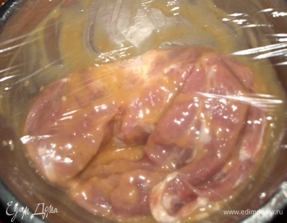 Накрыть миску пищевой пленкой и поставить в холодильник на 30 минут или 1 час.