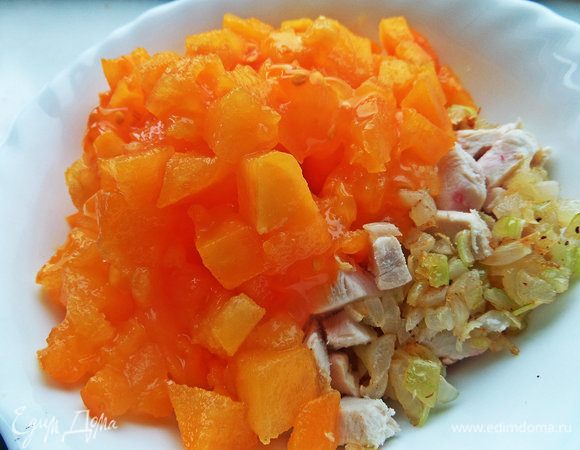 Изрубить на кубики. Отправить к курице с луком.
