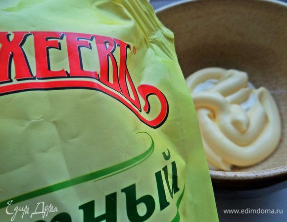 Соединить постный майонез ТМ «МахеевЪ» со сметаной.