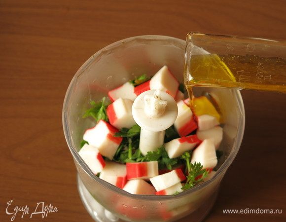 Наливаем растительное масло. У меня горчичное, оно придаст пикантности сухарикам, дополнит вкус сурими.