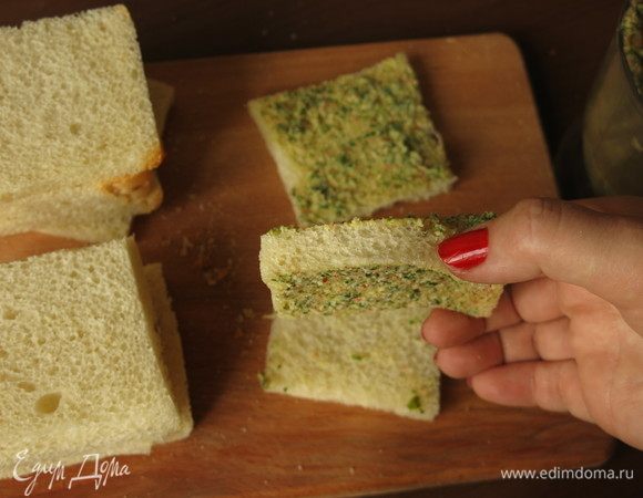 Переворачиваем, кладем на кусочек хлеба и промазываем с другой стороны. Всего получается 12 кусочков хлеба. Свежие бутерброды без просушки — также хороший вариант перекуса.