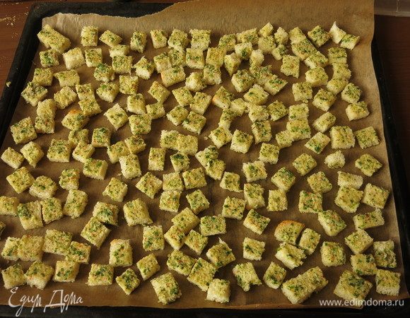 Раскладываем в один слой и сушим при 200°С 8–9 минут с обдувом, 15 минут — без, периодически переворачивая.