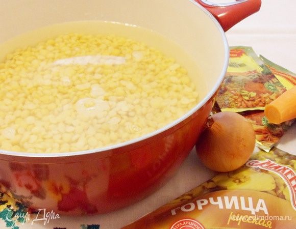 Вымоченный горох вновь залить водой и варить 1 час.