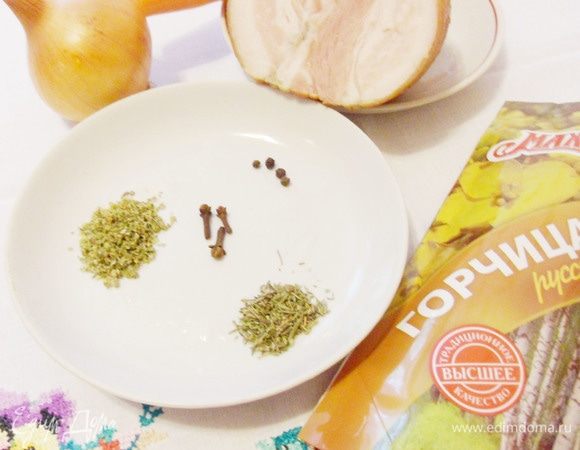 В окончании часа варки добавить сушеные тимьян и майоран, гвоздику и перец горошком.