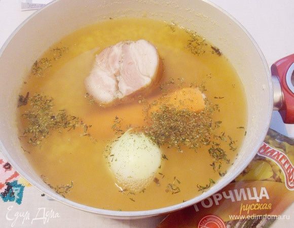 Луковицу и морковь почистить и положить в кастрюлю с горохом целиком. Добавить грудинку и еще варить около часа.