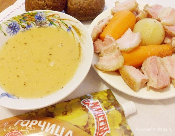 По-шведски, необходимо выложить мясо и овощи в отдельную тарелку. Грудинку нарезать ломтями средней толщины, а овощи не нарезаются, так и остаются целыми. Разлить суп по тарелкам и добавить в каждую ложку горчицы. Подавать к столу с овощами и мясом на блюде.