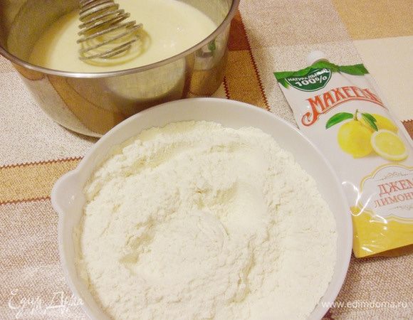 В отдельной миске смешать муку с содой.