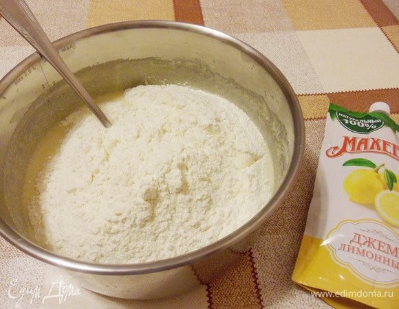 Ввести мучную смесь в яично-сливочную.
