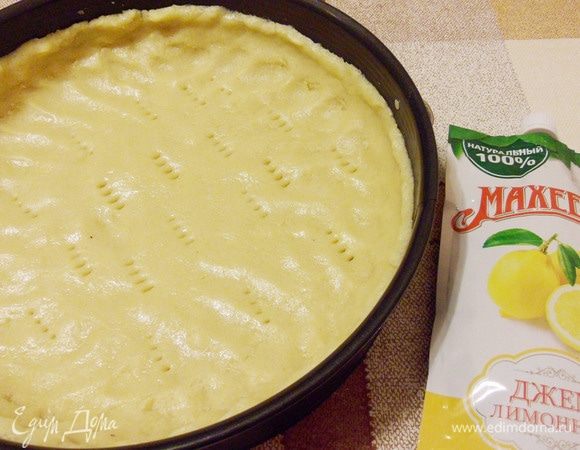 Выложить тесто в форму (у меня 28 см в диаметре). Сделать бортики (у меня около 3 см в высоту). Наколоть тесто вилкой. Отправить в предварительно разогретую до 170°С духовку на 10 минут.