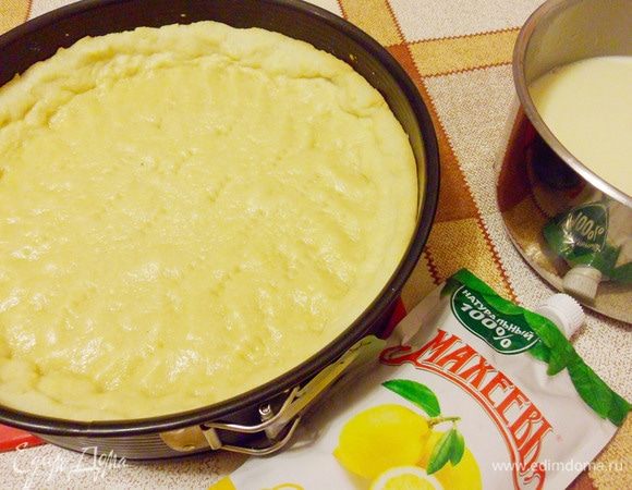 Через 10 минут достать корж из духовки.