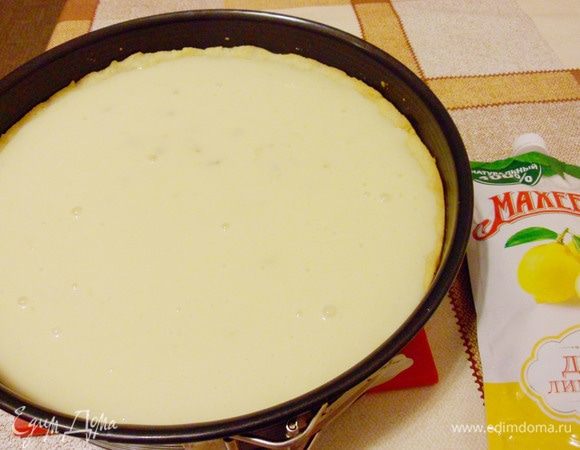 Сметанную заливку выложить на корж и вернуть обратно в духовку на 20-25 минут.