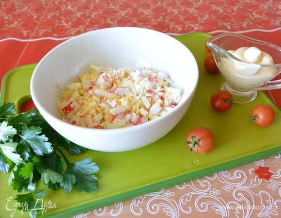 Натереть сыр на терке, нарезать яйца и крабовые палочки. Заправить майонезом.