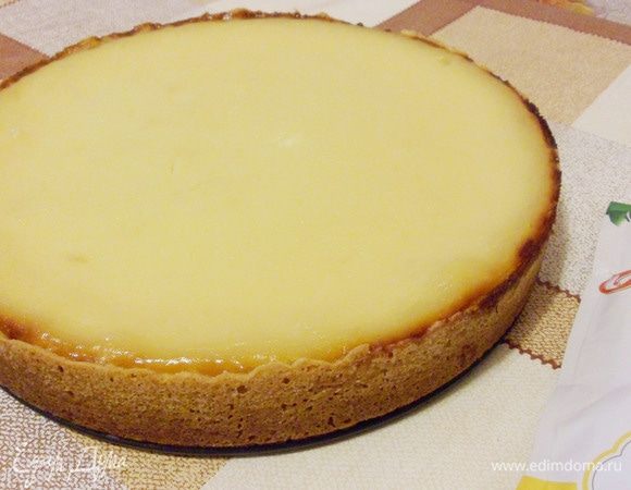 Пирог готов. Серединка у него еще подрагивает. Дать пирогу остыть полностью.