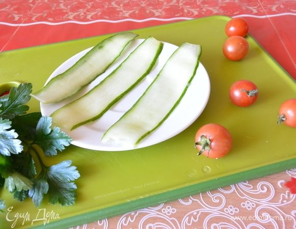 Нарезать огурец на тонкие пластины.