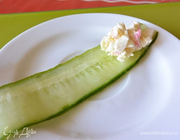 Положить начинку на край огурца и завернуть рулетиком, закрепить шпажкой.