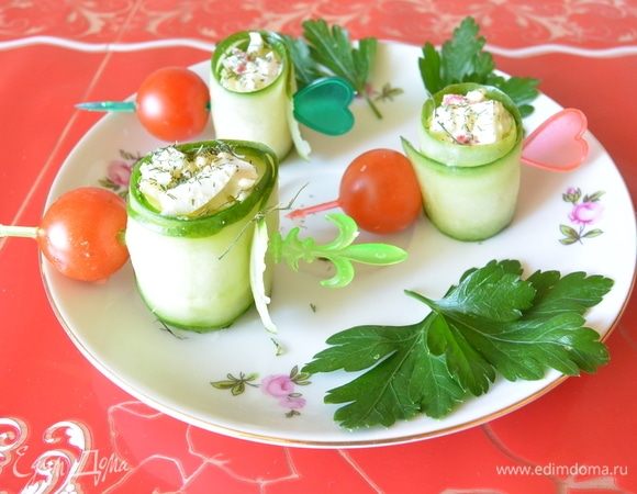 Нанизать на шпажку помидор черри, посыпать роллы сухим укропом. Украсить свежим укропом готовое блюдо.