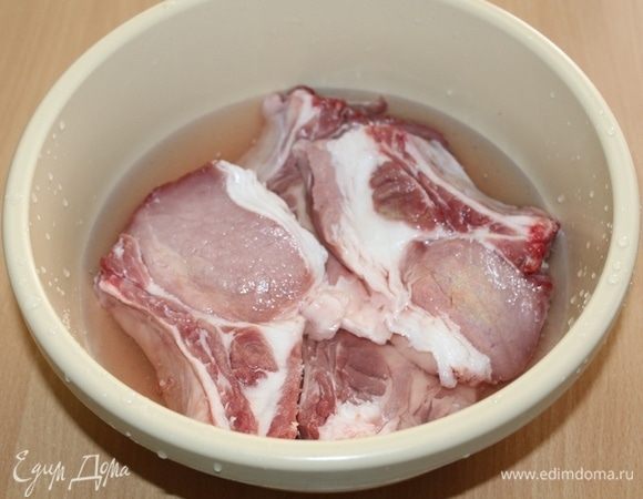 Вскипятите 1 стакан воды, добавьте 2,5 ч. л. соли, растворите. Влейте 2 стакана холодной воды, перемешайте и залейте рассолом мясо на 30 минут.
