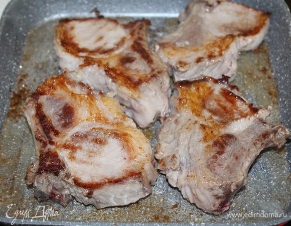 Обжарьте мясо до румяной корочки с двух сторон по 2 минуты. Переложите на противень.