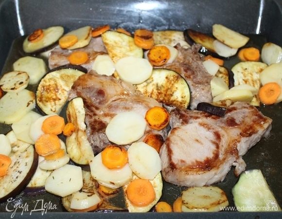 Очистите овощи и нарежьте крупными ломтиками, посолить, поперчить, посыпать тимьяном, влить 3 ст. л. оливкового масла. Перемешайте, выложите к мясу на противень. Разогрейте духовку до 220°С, влейте пиво, накройте фольгой и поставить в духовку на 1 час. Затем готовьте еще 10 минут без фольги.