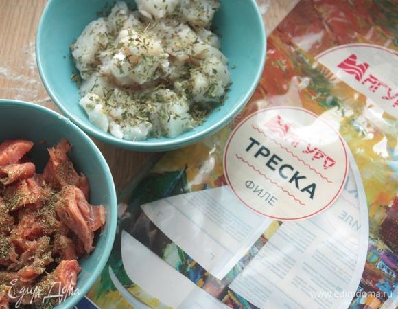 Пока тесто подходит, подготовьте начинки. Рыбу сбрызните лимонным соком и добавьте приправы по вкусу. Шампиньоны потушите на сливочном масле вместе с луком и сливками до готовности. Яйца отварите и нарежьте кубиками.