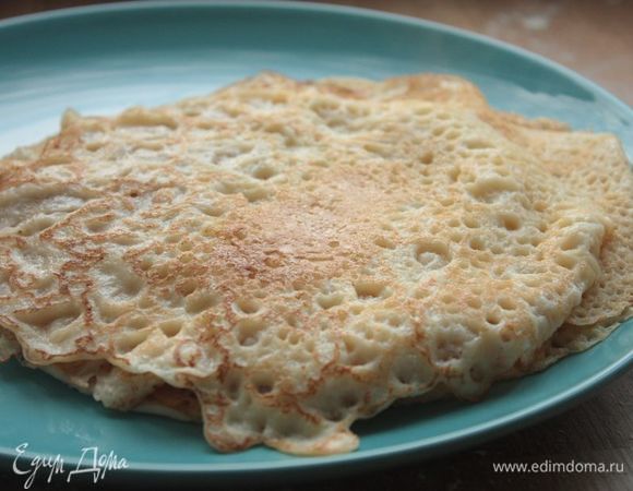 Также нужно успеть испечь обычные блины для разделения начинок внутри кулебяки. Для этого смешайте воду, сахар, муку и растительное масло и испеките их на сковороде. На среднюю кулебяку у меня ушло 6 штук. 