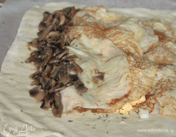 Далее выкладывайте по очередности другие начинки — яйца, филе лосося и грибы, каждый раз накрывая блинами поверх остальных начинок. Грибы у меня идут четвертой начинкой, ее накрывать блинами не нужно.