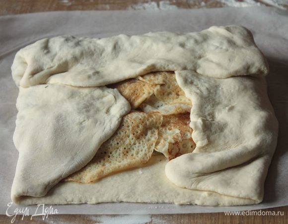 Осталось только «запечатать» нашу кулебяку. Для этого сначала загибаем внутрь края по коротким сторонам, а следом — длинные края. Старайтесь, чтобы слой теста не получился слишком толстым, иначе будет казаться, что начинки в кулебяке мало. 
Если у меня получается много теста на подворот, я просто его частично обрезаю.
Готовую кулебяку аккуратно переверните и выложите на смазанный сливочным маслом противень.