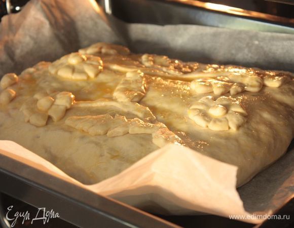 Расстоявшуюся кулебяку смажьте яйцом и отправьте выпекаться в духовку при 180°С в течение 40–50 минут. Я периодические переставляю кулебяку в духовке: сначала пеку вверху, потом внизу, а потом в серединке, чтобы все равномерно пропеклось.
Если верх кулебяки начнет подгорать, просто накройте ее фольгой.