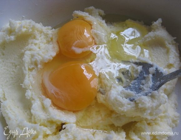 Добавить два яйца, хорошо перемешать.