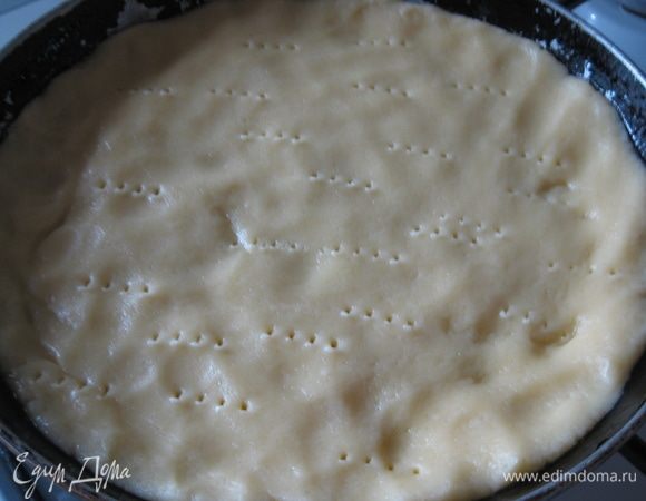 Тесто охладить в течение получаса. Затем поделить на четыре части. Выкладывать каждую часть в форму, распределить руками, наколоть вилкой.