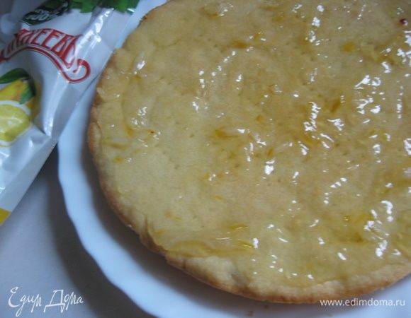 Собираем торт. Хорошо смазываем все коржи лимонным джемом ТМ «МахеевЪ», кроме верхнего.