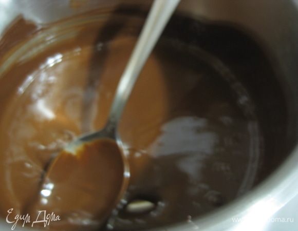 Готовим глазурь. Растопить горький шоколад, перемешать с растительным маслом. Полить верхний корж глазурью. Остудить.