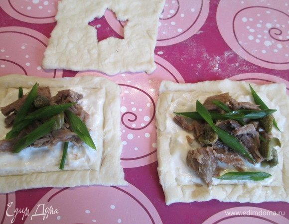 На соус из хрена укладываем говядину, каперсы, лук.