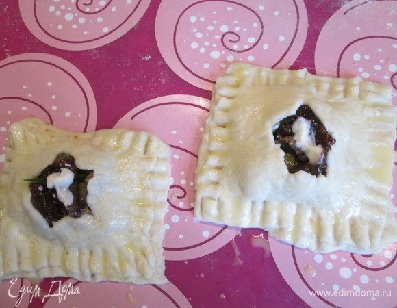 Кладем сверху сливу и закрываем сверху второй половинкой с вырезанным центром. Края  плотно прижимаем вилкой. Еще немного соуса из хрена со сметаной сверху.