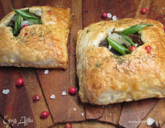 Выпекаем 15 минут при 200°С. В теплые слойки кладем кусочки козьего сыра и несколько кусочков  зеленого лука, посыпаем укропом, красным перцем.