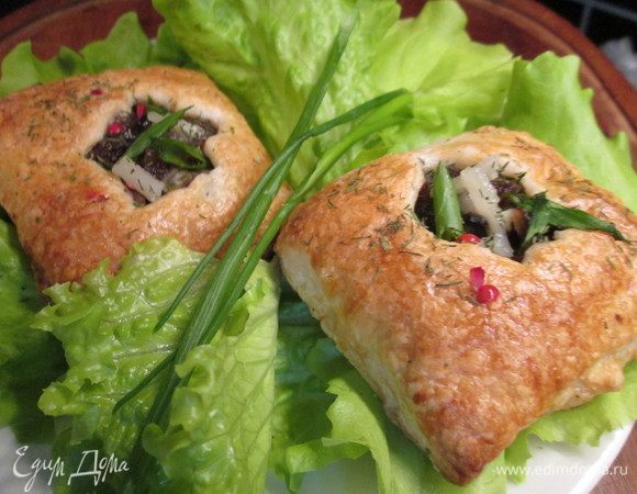 Подаем на листьях салата, они дополняют слойки своей свежестью.
