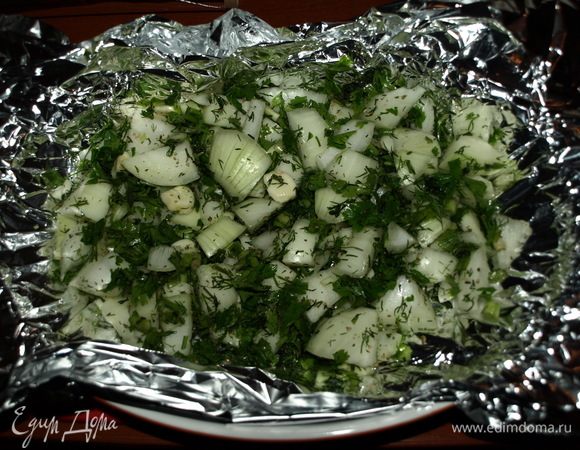 Берем форму для запекания и выкладываем на нее несколько слоев фольги. На фольгу выкладываем смесь лука, чеснока и трав.