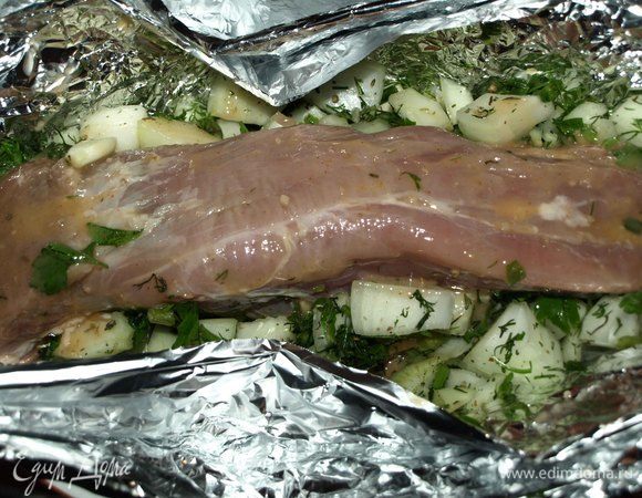 Сверху выкладываем телятину в чесночном маринаде.