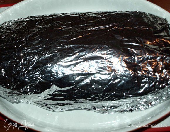 И очень хорошо запаковываем фольгой в несколько слоев. Это очень важно, потому что если где-то протечет или будет отверстие в фольге, то телятина не будет сочной. Отправляем в заранее разогретую до 220°С духовку на 30 минут. После убавляем до 180°С и запекаем еще 30 минут.