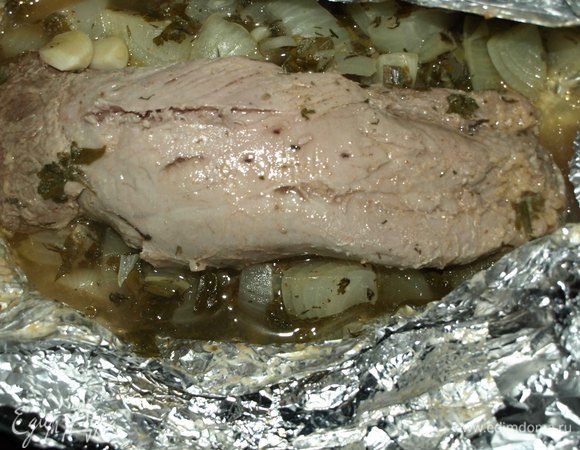 По истечении срока пребывания в духовке достаем мясо. И даем постоять, не распаковывая из фольги, 10-15 минут. 