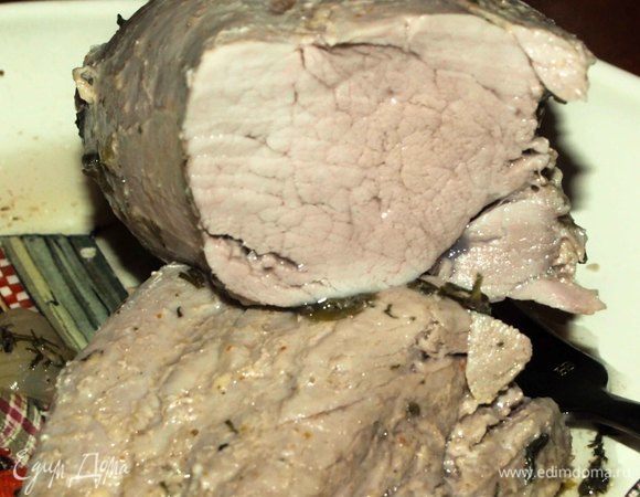 Достать мясо из фольги и можно подавать. Но у меня была иная цель. Полностью остудив, я завернула телятину в фольгу и отправила в холодильник на ночь.