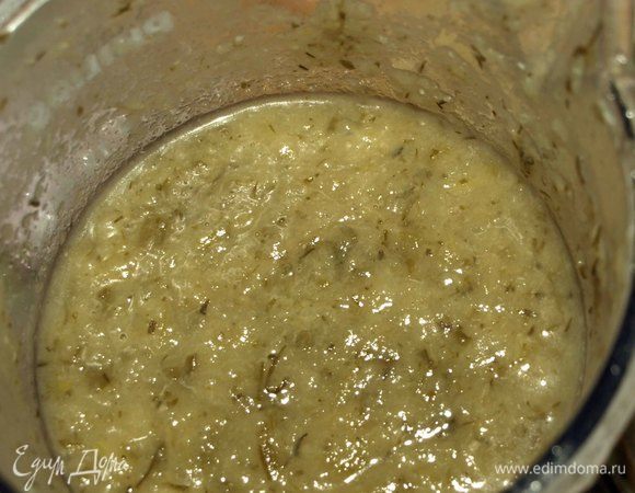 Луково-чесночную подушку, бульон, который образовался во время запекания, и соль по вкусу отравляем в чашу погружного блендера и взбиваем. Получается насыщенный вкусный густой соус к мясу или спагетти. 