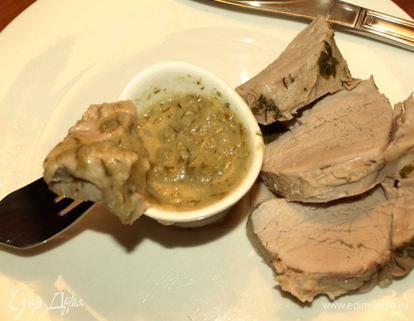 Телятину можно есть горячей, окуная в луково-чесночный соус.