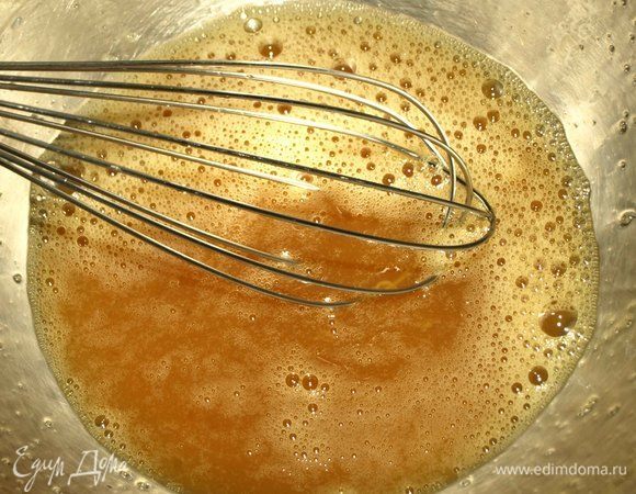 Заранее растопить сливочное масло. Миндаль очень мелко измельчить, практически до состояния муки или использовать готовую миндальную муку. В миске взбиваем яйца с сахаром и солью.