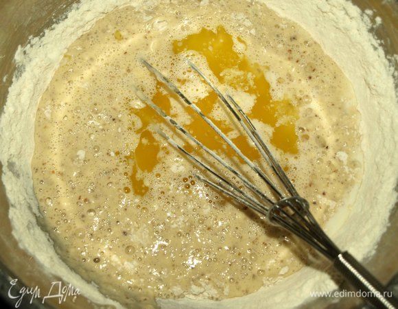 Всыпать просеянную муку, соду, оставшееся молоко, растопленное сливочное масло.